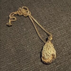 Elegant Gold Pendant Necklace